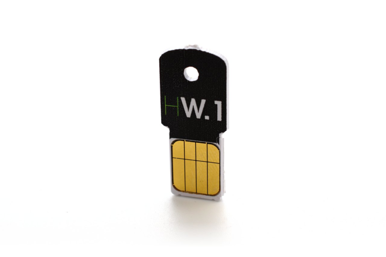 比特币地址类型怎么选：从格式到兼容性｜主题资料图：Ledger HW.1 Bitcoin 'hardware wallet' dongle and related accessories.