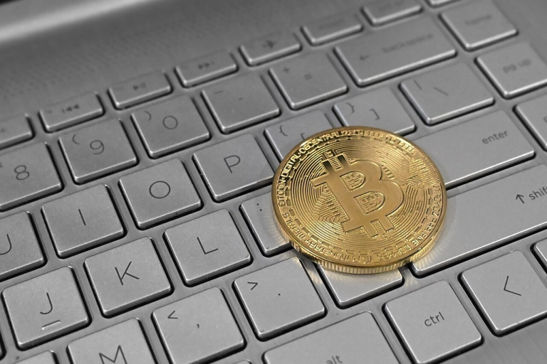 确认数与手续费怎么理解：广播、入块和到账是三件事｜主题资料图：Bitcoin on Laptop Keyboard