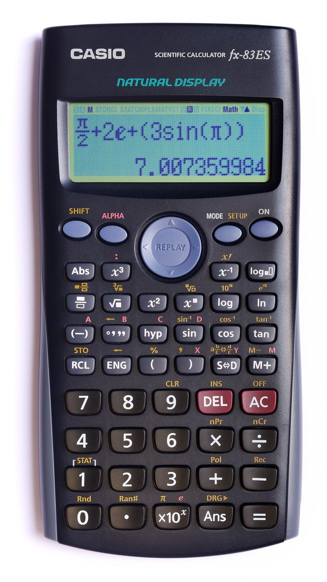 手续费如何估算：费率、交易大小与等待时间｜主题资料图：Casio fx-83ES calculator seen from front displaying calculation in "Natural Display" mode.