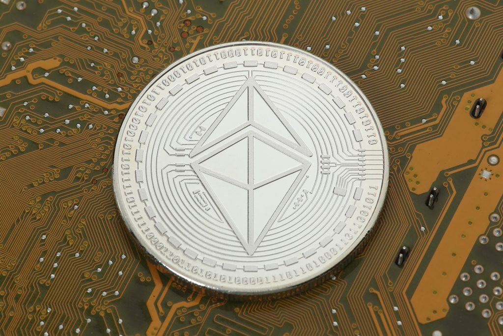桌面上的实体以太坊纪念币，示意网络与资产层次。