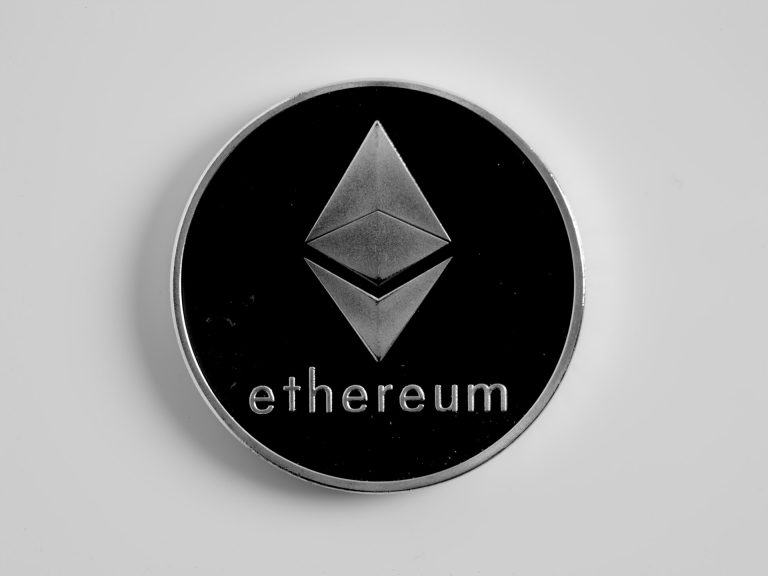 以太坊纪念币，示意跨链桥连接不同网络。