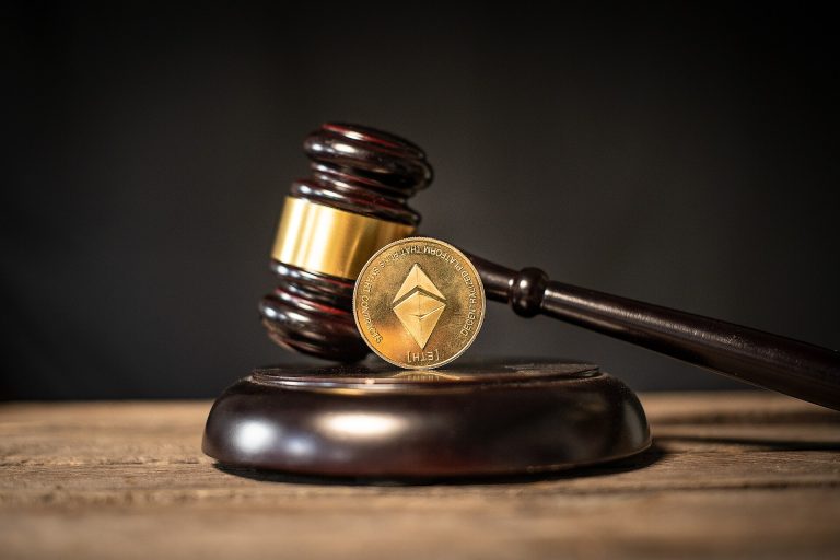 以太坊纪念币与法槌，示意二层规则与桥接责任。