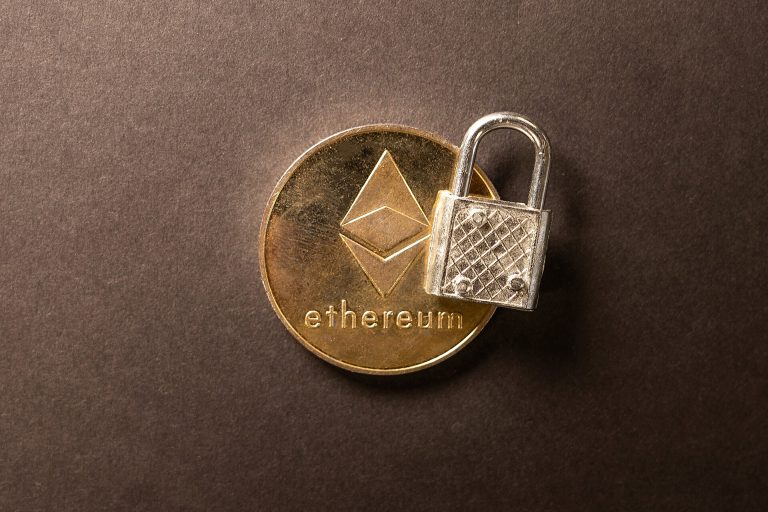 以太坊纪念币与挂锁，示意质押的安全责任。