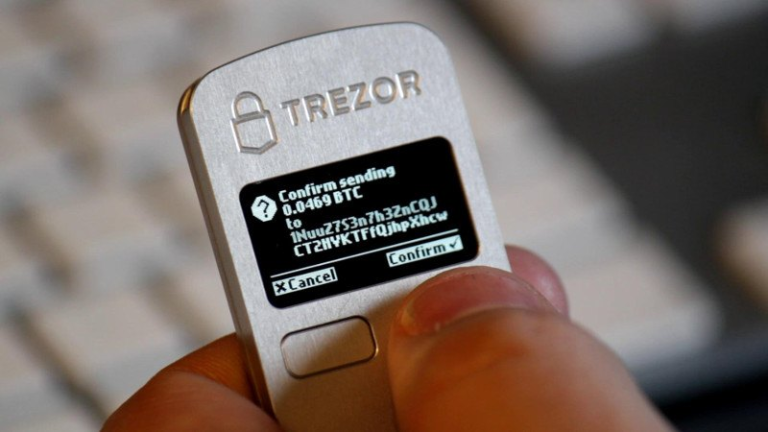从平台提币前的九项检查：地址、网络和到账规则｜主题资料图：Detailed photo of TREZOR Hardware Wallet showing transaction details on its display