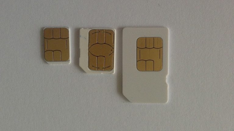 Русский: Reducing SIM-swap risk: an account and phone-number checklist;独立主题配图
