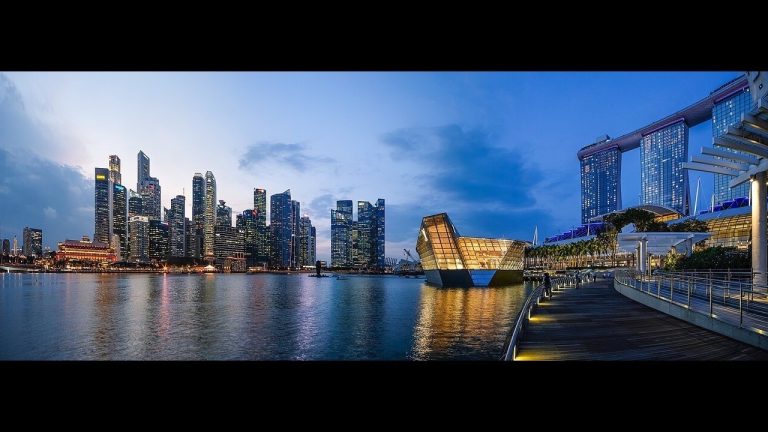 العربية: Checking a Singapore crypto service: entity, licence and product scope；独立主题配图